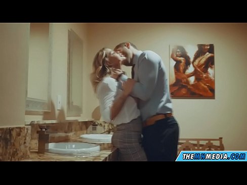 ❤️ Вақте ки як малламуй busty шумо дар як ҳоҷатхона ҷамъиятӣ seduces Синси босифат дар порно tg.tukifporno.ru ❌